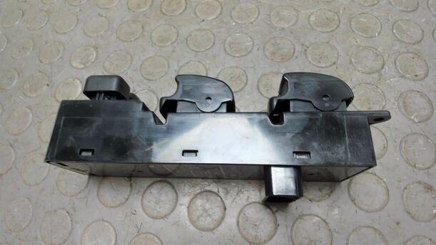 Foto: FENSTERHEBERSCHALTER LINKS eines Mitsubishi Outlander 2.4 4WD Business