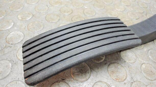 Foto: GASPEDAL ( BENZIN / AUTOMATIK ) eines Mitsubishi Outlander 2.4 4WD Business