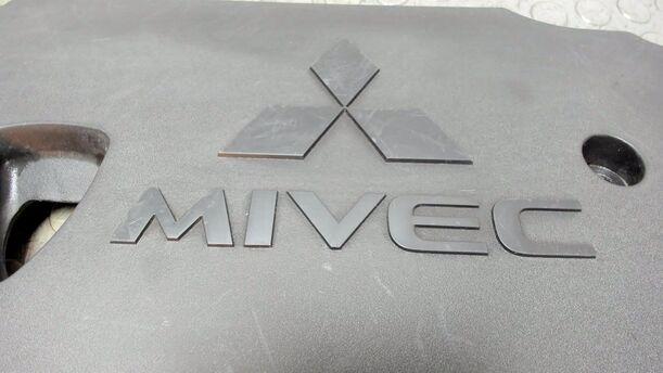 Foto: MOTORABDECKUNG OBEN eines Mitsubishi Outlander 2.4 4WD Business