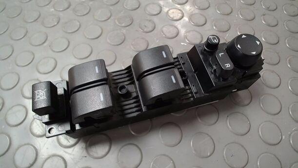 Foto: FENSTERHEBERSCHALTER eines Mazda 6 Sport Kombi 2.2 CD DPF Business