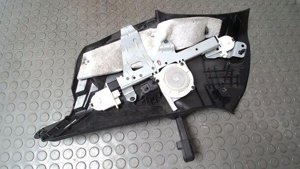 Foto: KOFFERRAUMVERKLEIDUNG OBEN LINKS eines Mazda 6 Sport Kombi 2.2 CD DPF Business