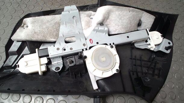 Foto: KOFFERRAUMVERKLEIDUNG OBEN LINKS eines Mazda 6 Sport Kombi 2.2 CD DPF Business