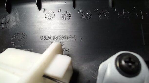 Foto: KOFFERRAUMVERKLEIDUNG OBEN RECHTS eines Mazda 6 Sport Kombi 2.2 CD DPF Business