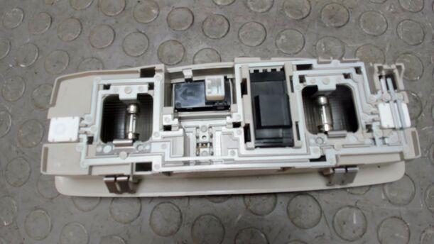 Foto: INNENBELEUCHTUNG VORNE / SCHIEBEDACHSCHALTER eines Mitsubishi Outlander 2.4 4WD Business