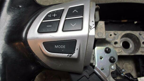 Foto: LEDERLENKRAD eines Mitsubishi Outlander 2.4 4WD Business