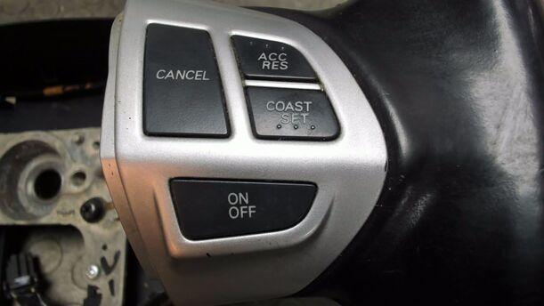 Foto: LEDERLENKRAD eines Mitsubishi Outlander 2.4 4WD Business
