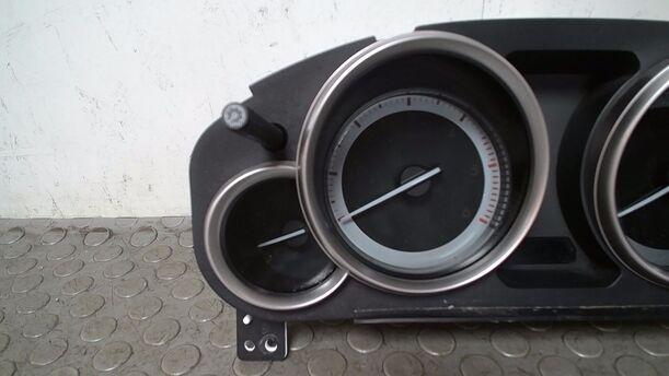 Foto: TACHOEINHEIT/ KOMBIINSTRUMENT eines Mazda 6 Sport Kombi 2.2 CD DPF Business