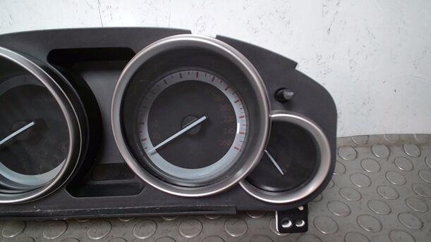 Foto: TACHOEINHEIT/ KOMBIINSTRUMENT eines Mazda 6 Sport Kombi 2.2 CD DPF Business