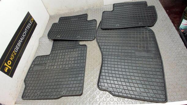 Foto: GUMMI FUSSMATTEN eines Mitsubishi Outlander 2.4 4WD Business