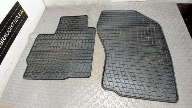 Foto: GUMMI FUSSMATTEN eines Mitsubishi Outlander 2.4 4WD Business