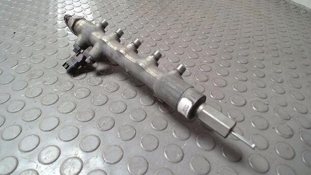 Foto: KRAFTSTOFFVERTEILERROHR eines Mazda 6 Sport Kombi 2.2 CD DPF Business