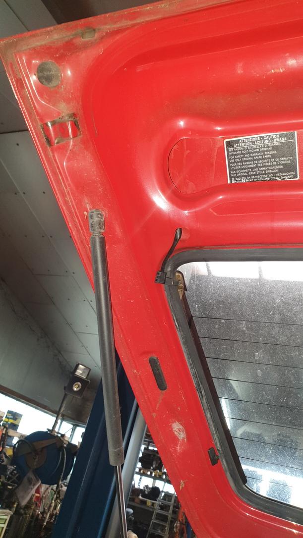 Foto: HECKKLAPPE / HECKDECKEL eines Fiat Cinquecento 0.9 i.e. GLi