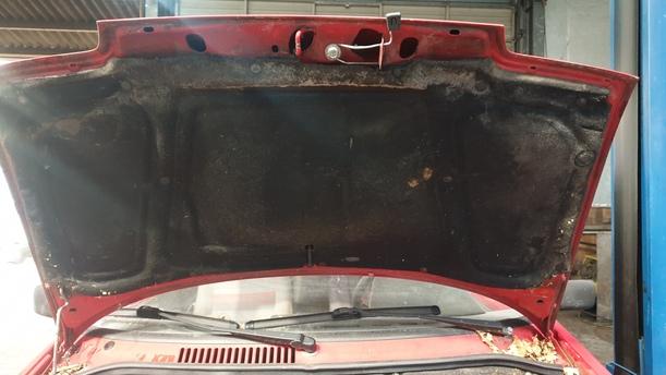 Foto: MOTRORHAUBE eines Fiat Cinquecento 0.9 i.e. GLi