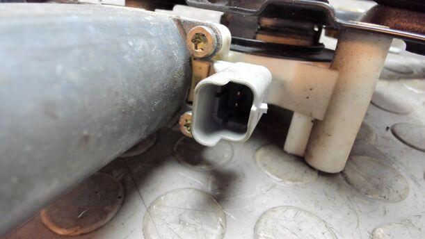 Foto: FENSTERHEBER VORNE LINKS ELEKTRISCH ( CABRIO ) eines Peugeot 206 CC 110 DX (DLX)