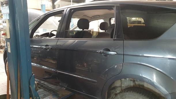 Foto: TÜR HINTEN LINKS eines Ford S-Max 2.0 TDCi DPF DX (DLX)