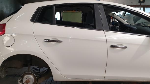 Foto: TÜR HINTEN RECHTS eines Fiat Bravo 1.9 Multijet 8V DPF DX (DLX)