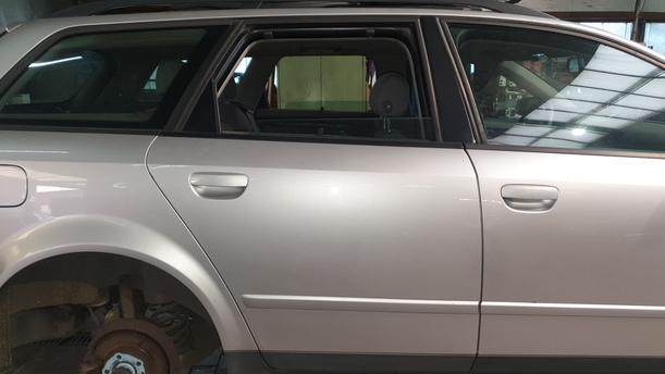 Foto: TÜR HINTEN RECHTS ( AVANT ) eines Audi A4 Avant 1.6 DX (DLX)