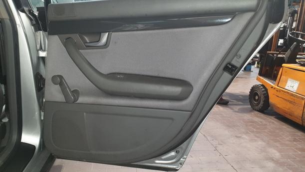 Foto: TÜR HINTEN RECHTS ( AVANT ) eines Audi A4 Avant 1.6 DX (DLX)