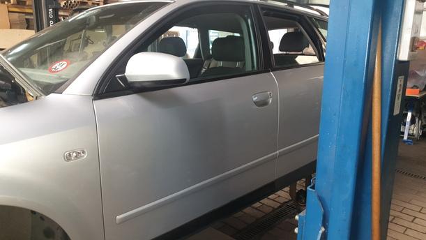 Foto: TÜR VORNE LINKS eines Audi A4 Avant 1.6 DX (DLX)