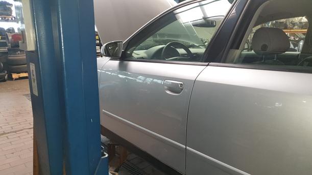 Foto: TÜR VORNE LINKS eines Audi A4 Avant 1.6 DX (DLX)