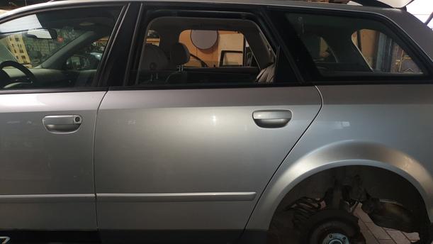 Foto: TÜR HINTEN LINKS ( AVANT ) eines Audi A4 Avant 1.6 DX (DLX)