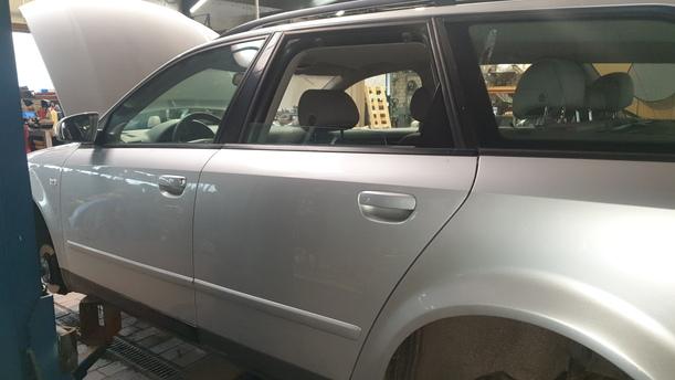 Foto: TÜR HINTEN LINKS ( AVANT ) eines Audi A4 Avant 1.6 DX (DLX)