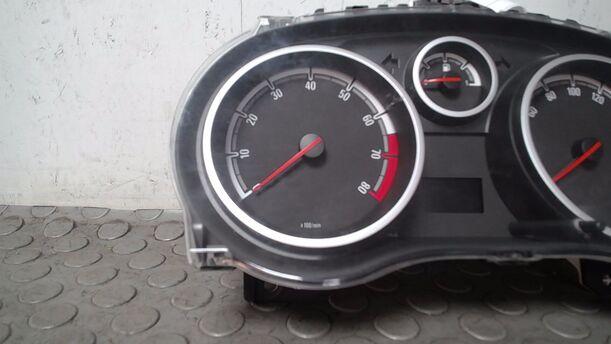 Foto: TACHOEINHEIT ( ENTHEIRATET ) eines Opel Corsa 1.2 16V DX (DLX)