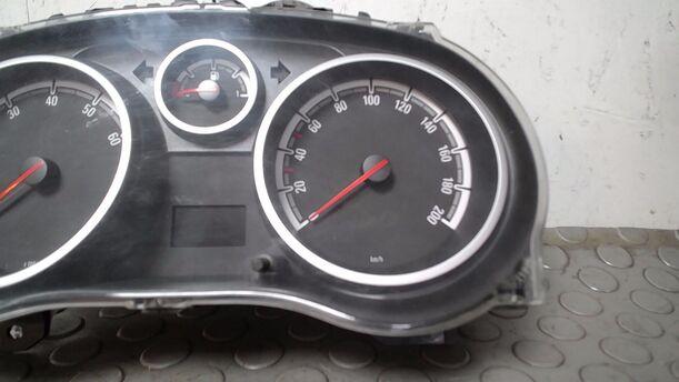 Foto: TACHOEINHEIT ( ENTHEIRATET ) eines Opel Corsa 1.2 16V DX (DLX)