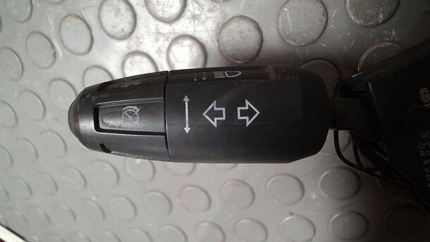 Foto: KOMBISCHALTER/ LENKSTOCKSCHALTER eines Opel Corsa 1.2 16V DX (DLX)