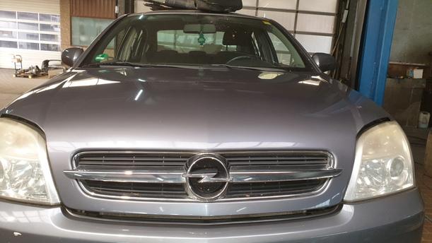 Foto: MOTORHAUBE eines Opel Vectra 1.9 CDTI DX (DLX)