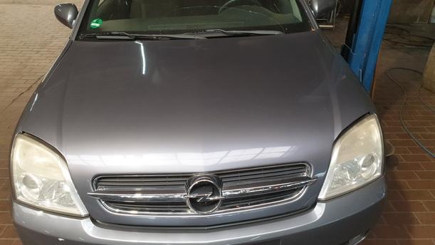 Foto: MOTORHAUBE eines Opel Vectra 1.9 CDTI DX (DLX)