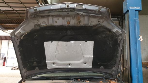 Foto: MOTORHAUBE eines Opel Vectra 1.9 CDTI DX (DLX)