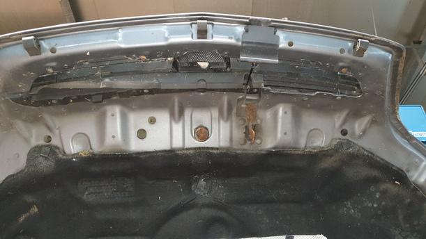Foto: MOTORHAUBE eines Opel Vectra 1.9 CDTI DX (DLX)
