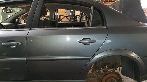 Foto: TÜR HINTEN LINKS eines Opel Vectra 1.9 CDTI DX (DLX)