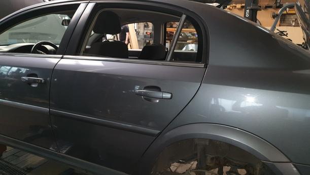 Foto: TÜR HINTEN LINKS eines Opel Vectra 1.9 CDTI DX (DLX)