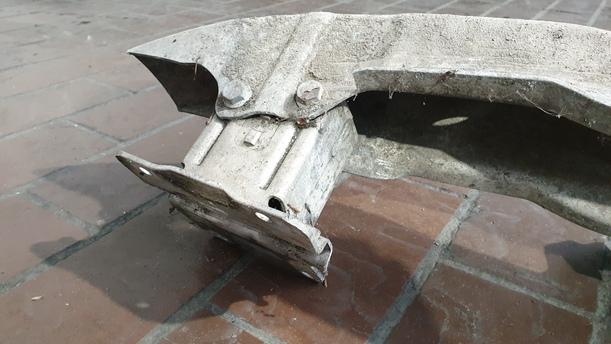 Foto: VERSTÄRKUNG HINTEN eines Opel Vectra 1.9 CDTI DX (DLX)