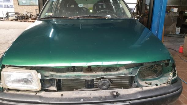 Foto: MOTORHAUBE eines Opel Astra SR