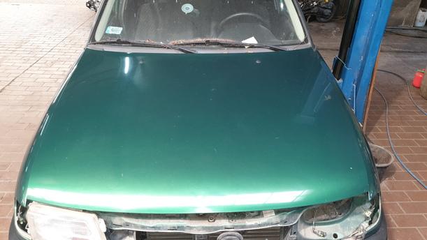 Foto: MOTORHAUBE eines Opel Astra SR