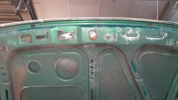 Foto: MOTORHAUBE eines Opel Astra SR