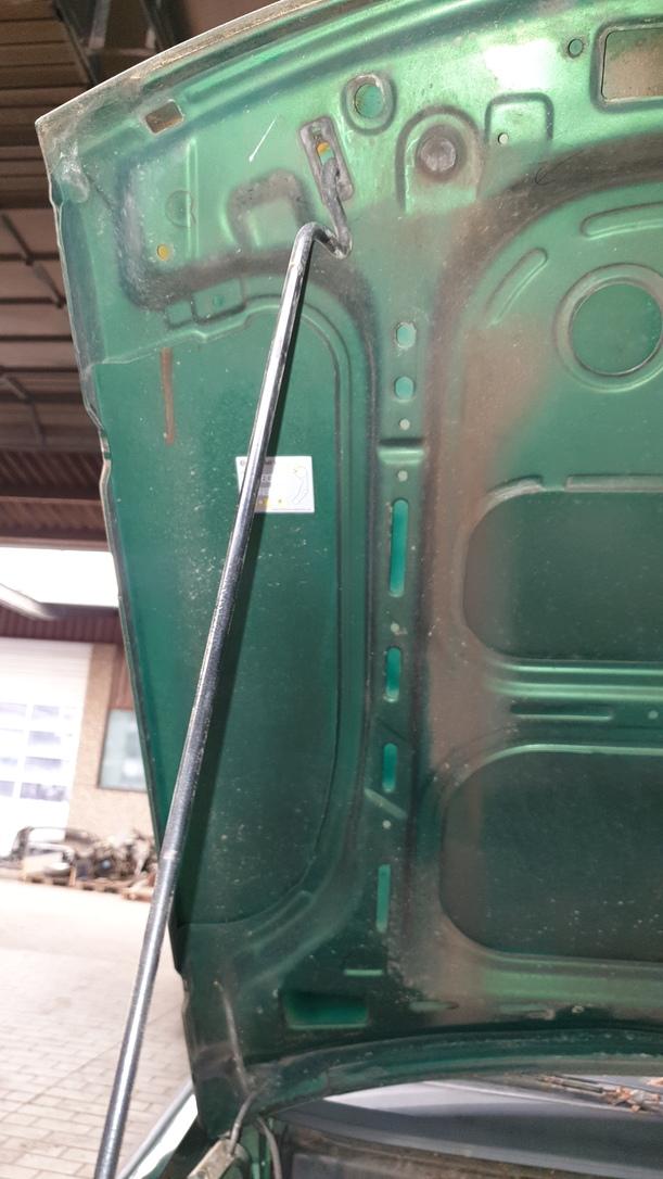 Foto: MOTORHAUBE eines Opel Astra SR