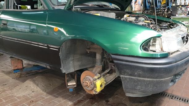 Foto: KOTFLÜGEL RECHTS eines Opel Astra SR