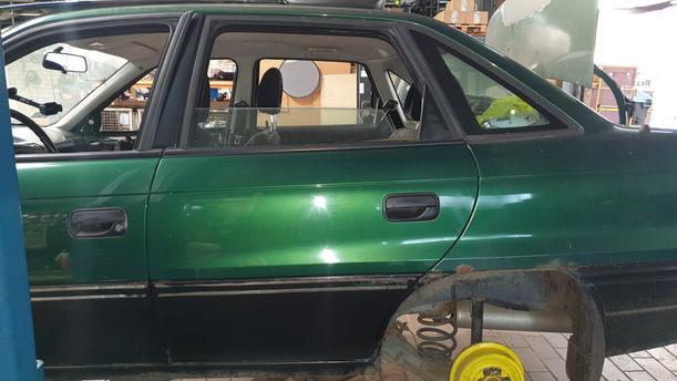 Foto: TÜR HINTEN LINKS eines Opel Astra SR