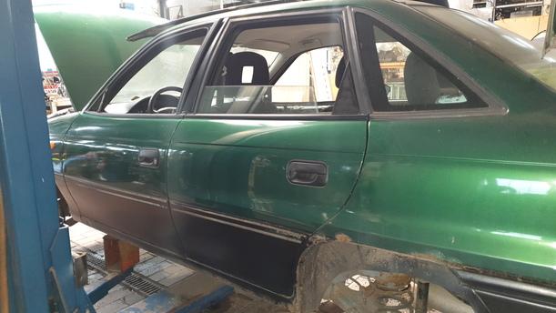 Foto: TÜR HINTEN LINKS eines Opel Astra SR