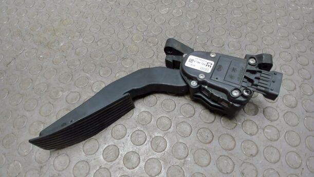 Foto: GASPEDAL ( DIESEL / SCHALTGETRIEBE ) eines Opel Vectra 1.9 CDTI SR