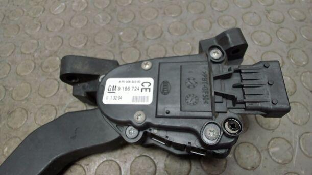 Foto: GASPEDAL ( DIESEL / SCHALTGETRIEBE ) eines Opel Vectra 1.9 CDTI SR