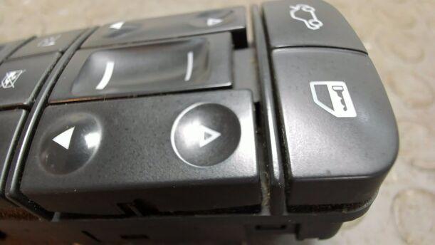 Foto: FENSTERHEBERSCHALTER VORNE LINKS eines Opel Vectra 1.9 CDTI SR