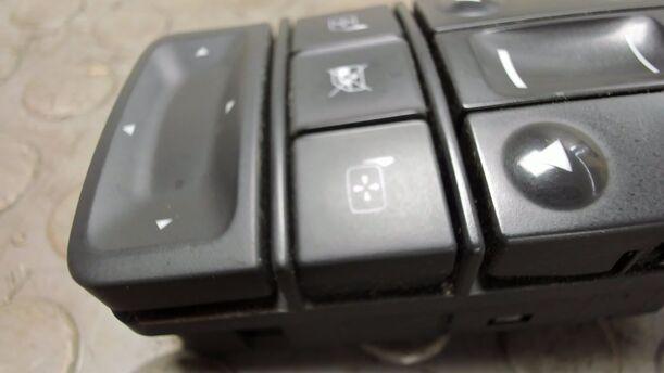 Foto: FENSTERHEBERSCHALTER VORNE LINKS eines Opel Vectra 1.9 CDTI SR