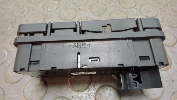 Foto: FENSTERHEBERSCHALTER VORNE LINKS eines Opel Vectra 1.9 CDTI SR