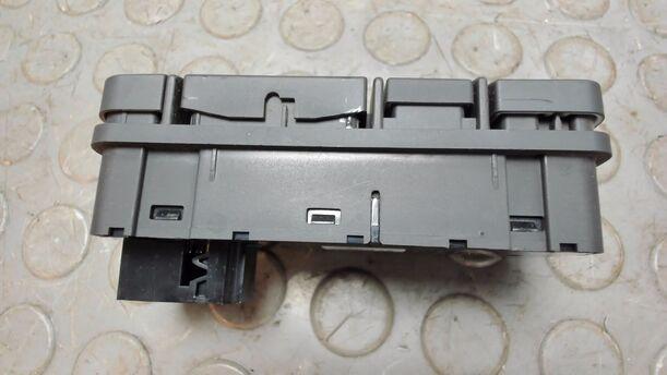 Foto: FENSTERHEBERSCHALTER VORNE LINKS eines Opel Vectra 1.9 CDTI SR