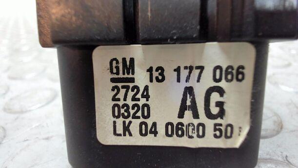 Foto: LICHTSCHALTER eines Opel Vectra 1.9 CDTI SR